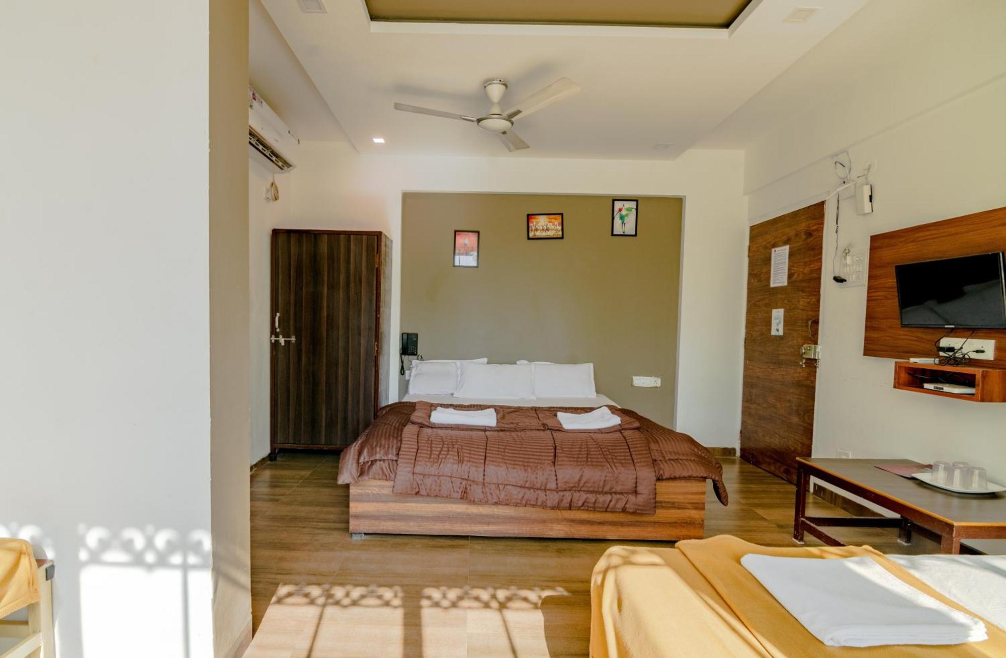 White House Beach Resort, Nagaon Экстерьер фото