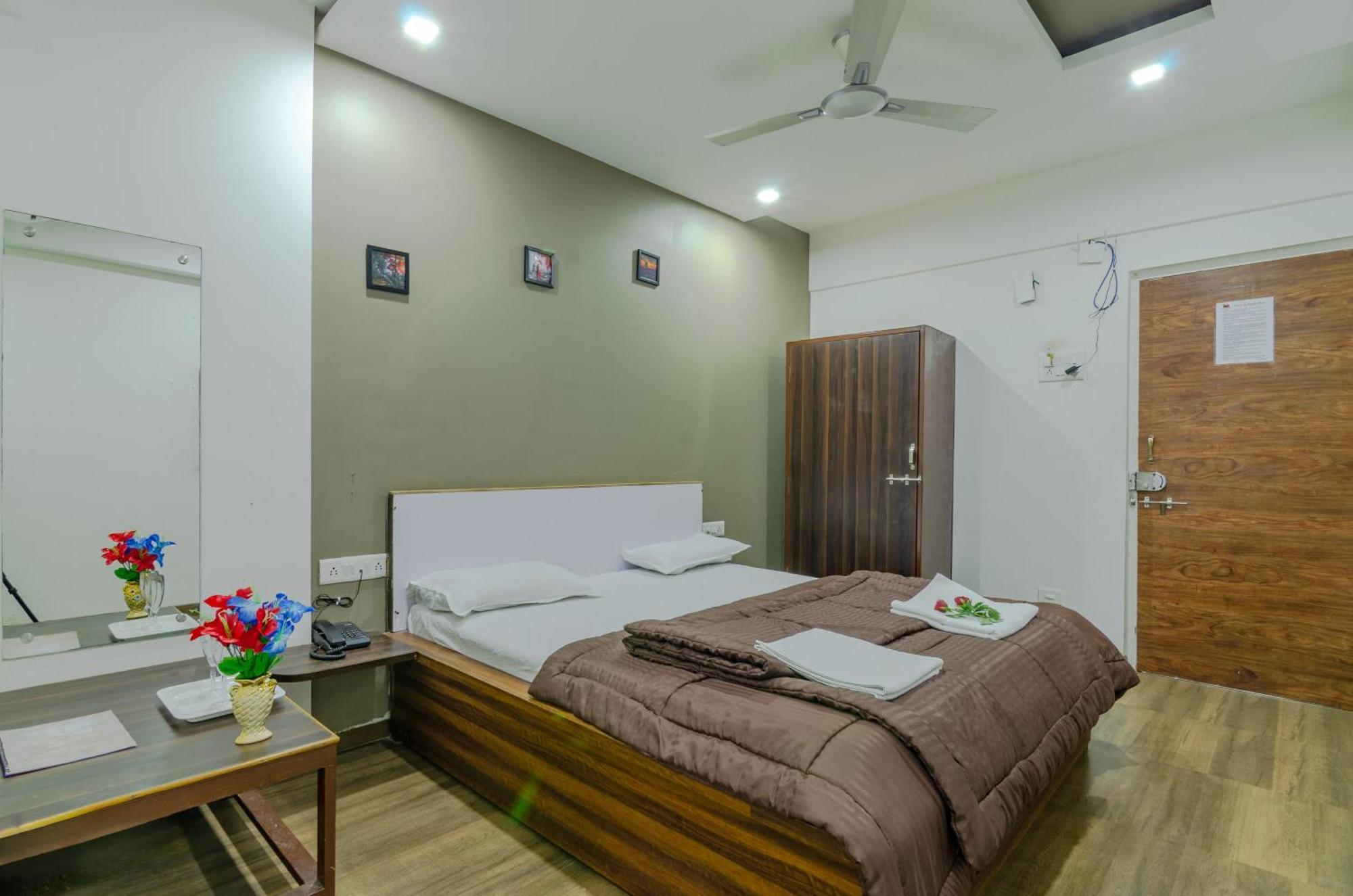 White House Beach Resort, Nagaon Экстерьер фото