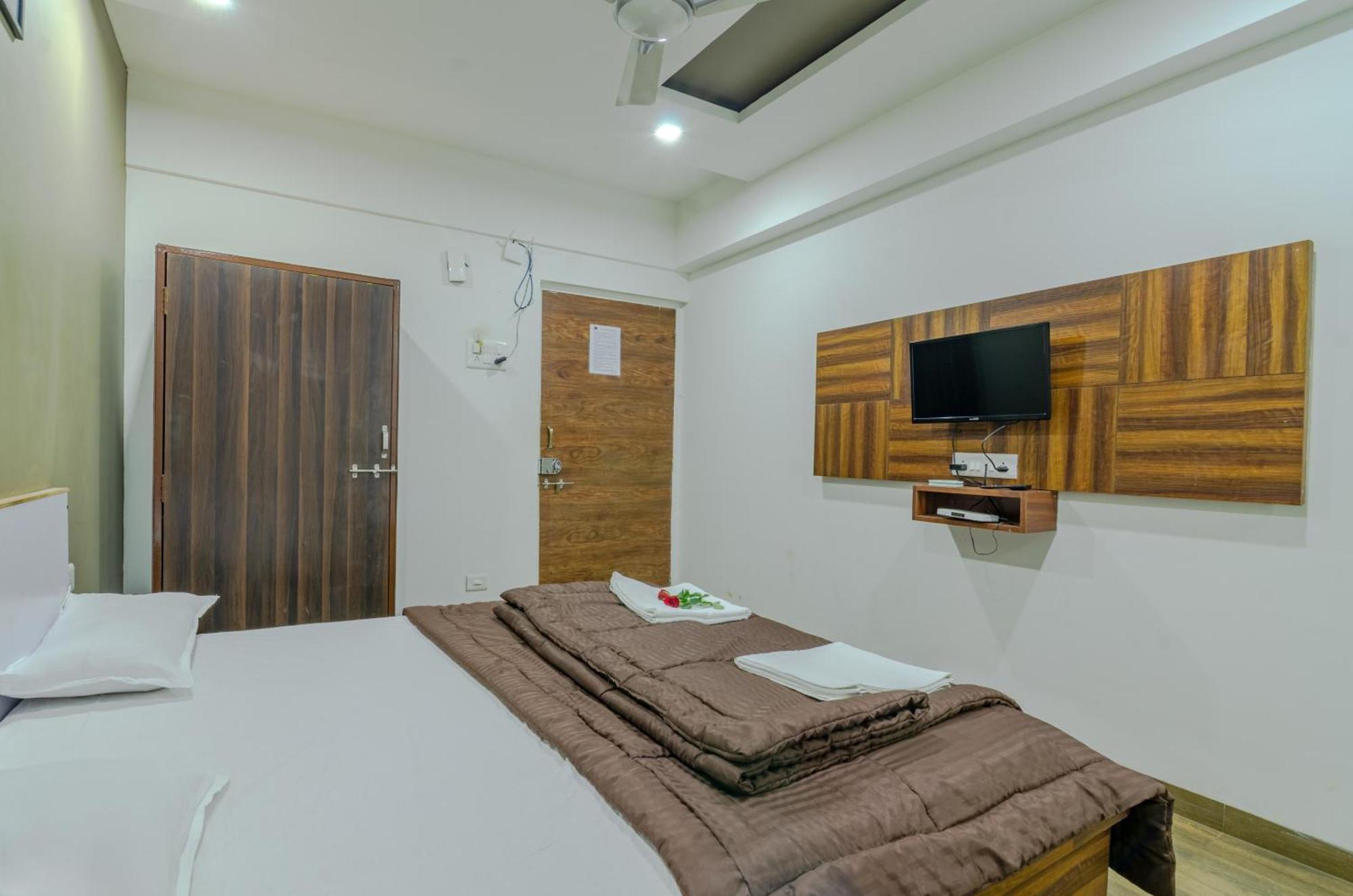 White House Beach Resort, Nagaon Экстерьер фото
