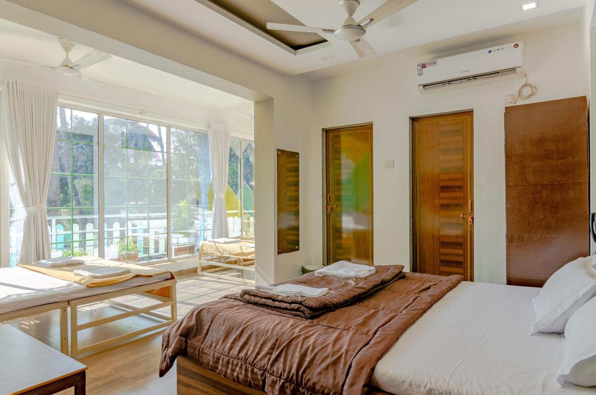 White House Beach Resort, Nagaon Экстерьер фото