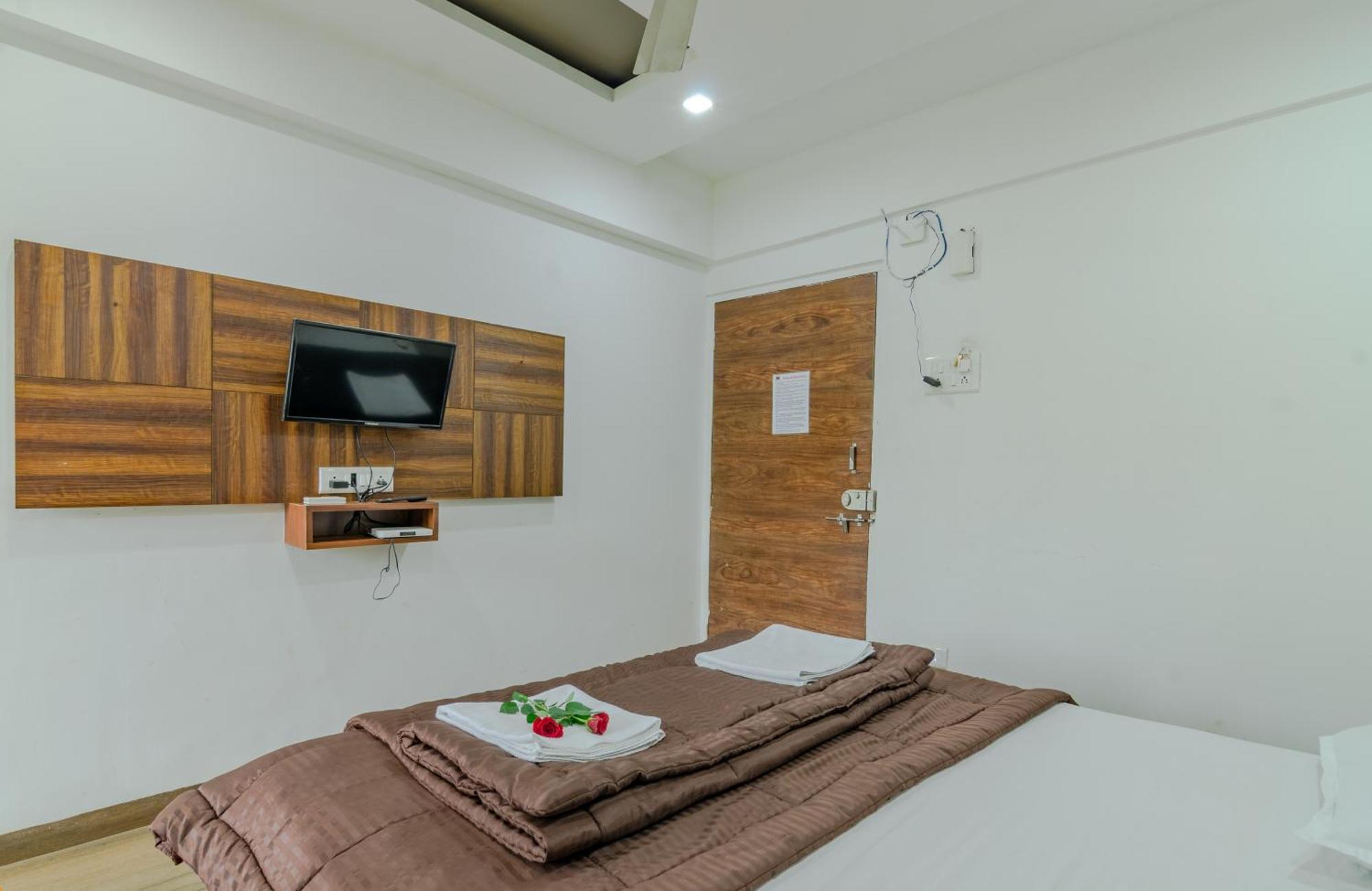 White House Beach Resort, Nagaon Экстерьер фото