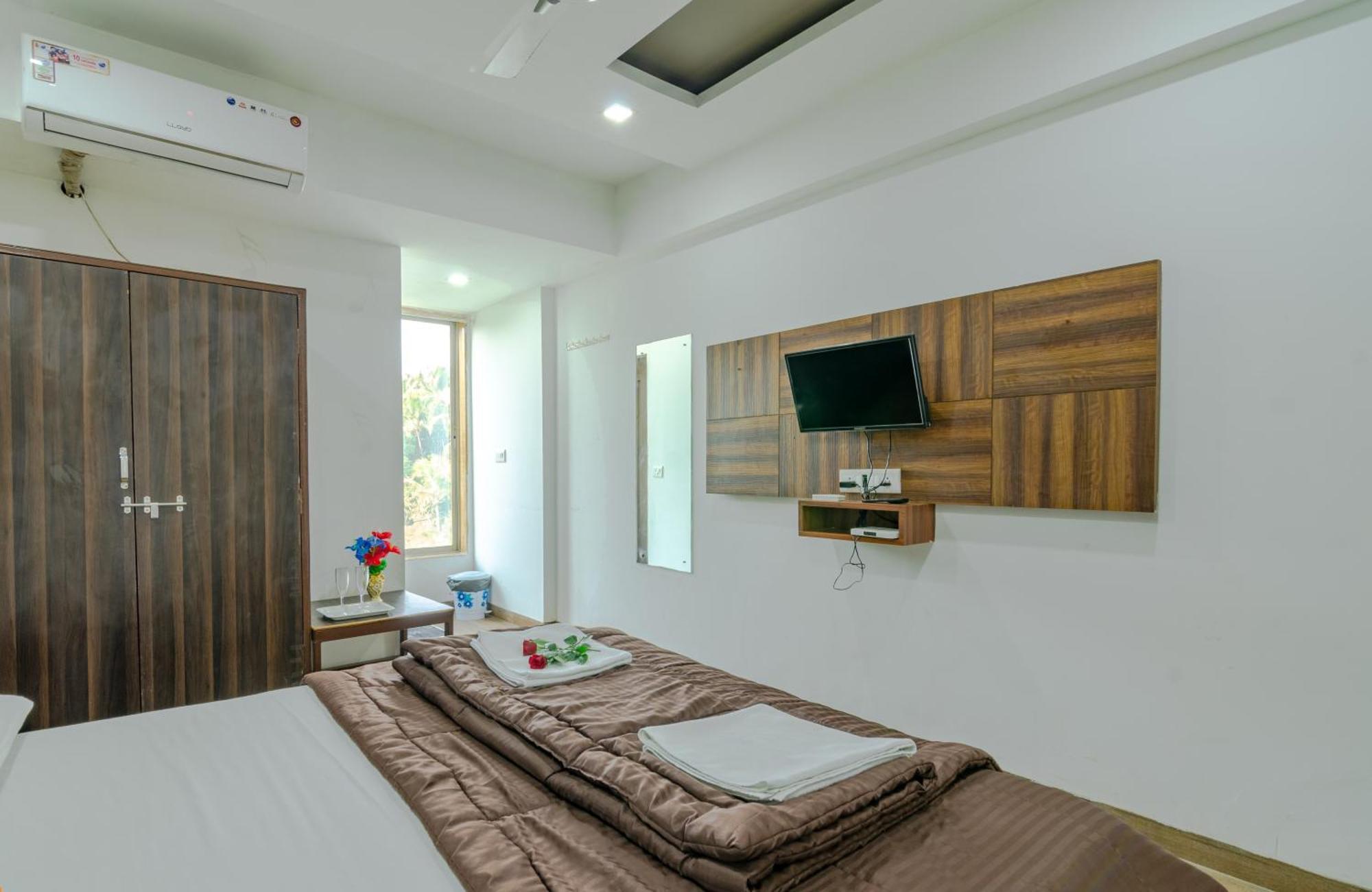 White House Beach Resort, Nagaon Экстерьер фото